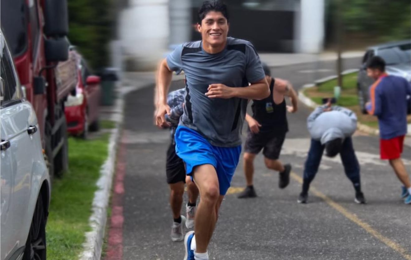 La rutina del deportista contempla dos sesiones diarias de entrenamiento entre lunes y sábado para mantener su rendimiento óptimo. (Cortesía para Infobae América)