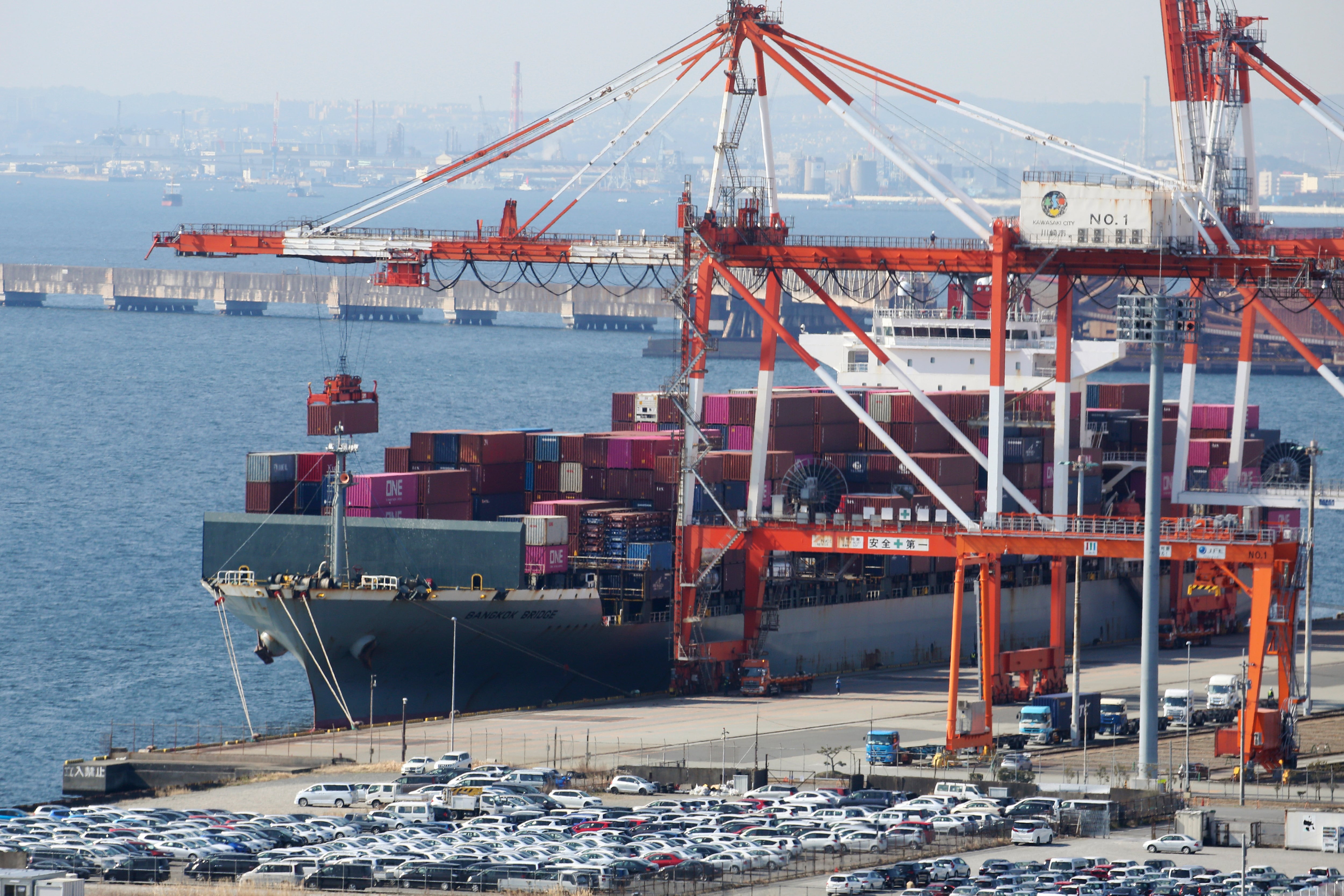 ARCHIVO - Un barco portacontenedores es cargado y descargado en una terminal del puerto de Kawasaki cerca de Tokio el 9 de marzo de 2022
(AP Foto/Koji Sasahara, Archivo)