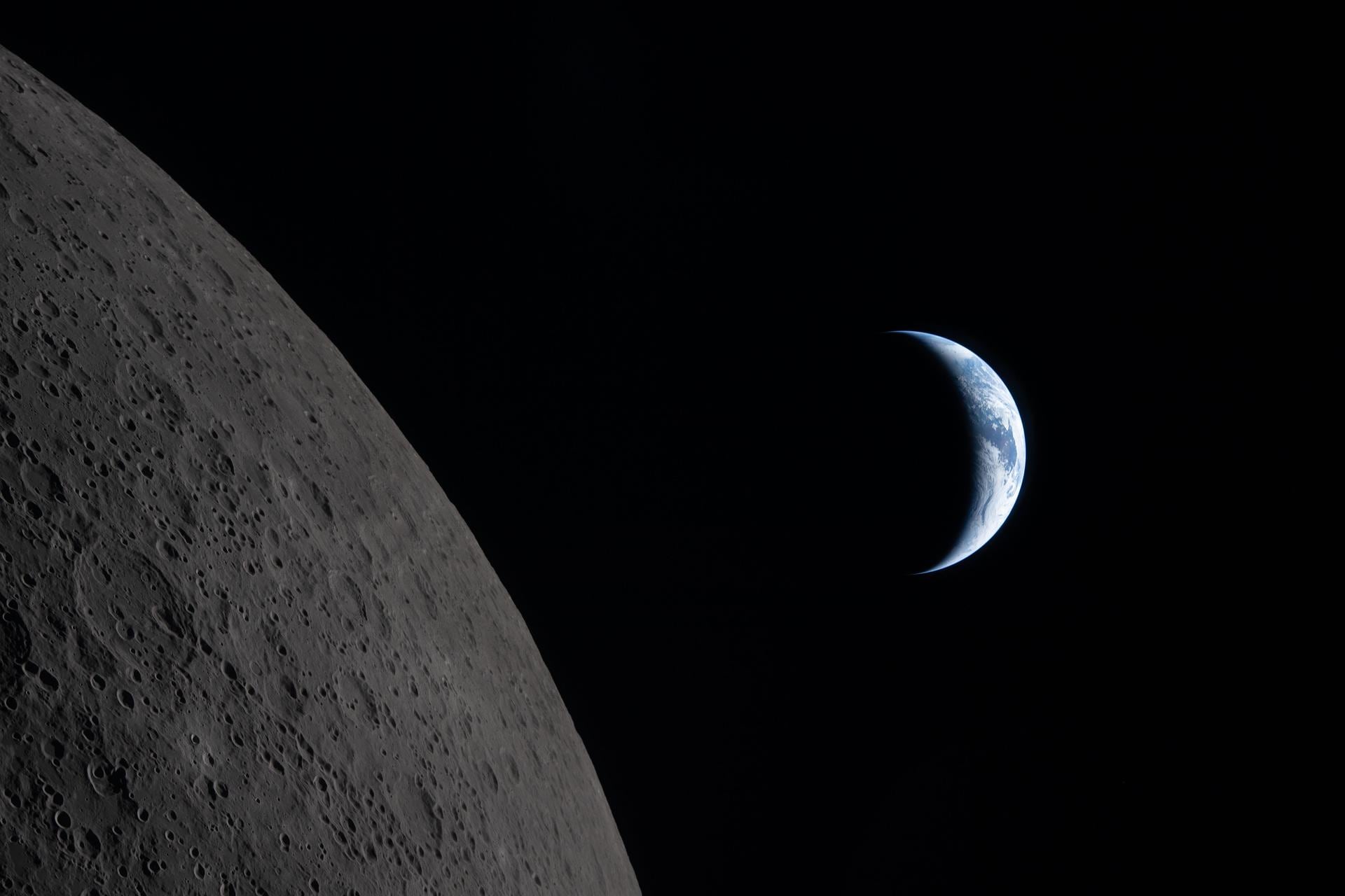 Una vista impresionante de la Tierra como una media luna azul y blanca, capturada desde la órbita lunar, con la superficie craterizada de la Luna en primer plano, durante una misión del programa Artemis. (X)