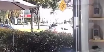 Ciudadanos corrieron y se resguardaron en locales cercanos tras escuchar los disparos durante el enfrentamiento armado en el norte de Bogotá, en medio del pánico generado en la zona - crédito @ContGanadero/X