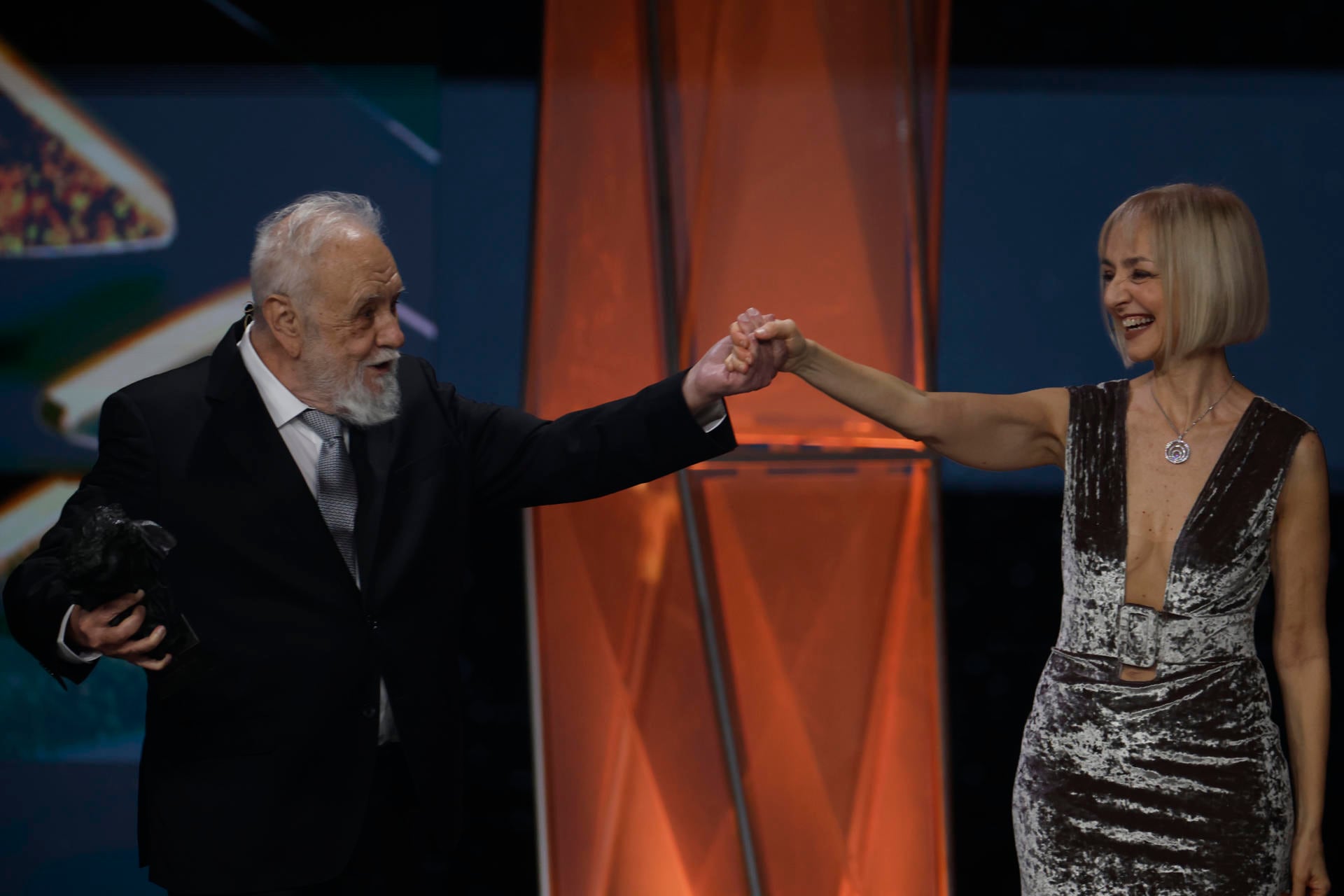 BARCELONA, 28/02/2026.- El director Gonzalo Suárez recibe el Goya de Honor acompañado por la actriz portuguesa María de Medeiros durante la ceremonia de entrega de los Premios Goya en su 40 edición, este sábado en el Auditorio Fórum CCIB de Barcelona. EFE/Alberto Estévez
