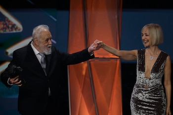 El director Gonzalo Suárez recibe