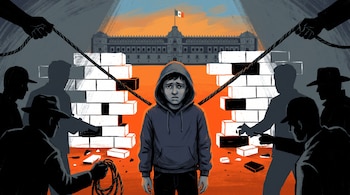 Ilustración de un adolescente en el centro, rodeado de siluetas oscuras de personas y manos con cuerdas, con un muro de ladrillos rotos y un edificio gubernamental mexicano al fondo.