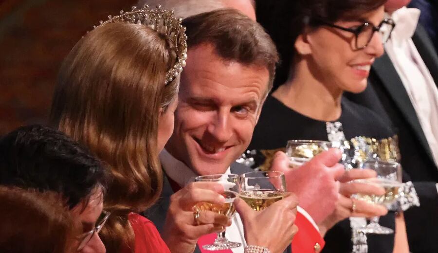 Emmanuel Macron guiñando el ojo a Kate Middleton en el Castillo de Windsor (AFP).