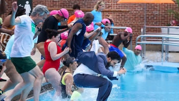 Zohran Mamdani se lanza vestido a una piscina de East Harlem para abrir la temporada de verano en Nueva York