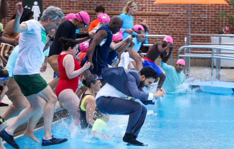 El Departamento de Parques de Nueva York exige traje de baño en las piscinas públicas para mantener niveles químicos saludables (NY Post)
