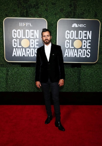 El Justin Theroux eligió un saco de terciopelo negro, pantalón del mismo color combinado con botas de cuero