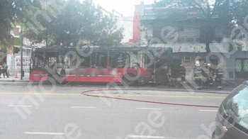 Fuego, cenizas y una condena millonaria: el colectivo que se prendió fuego en Flores y destruyó un puesto de diarios