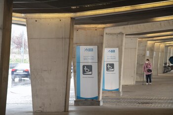 Una mujer camina por las