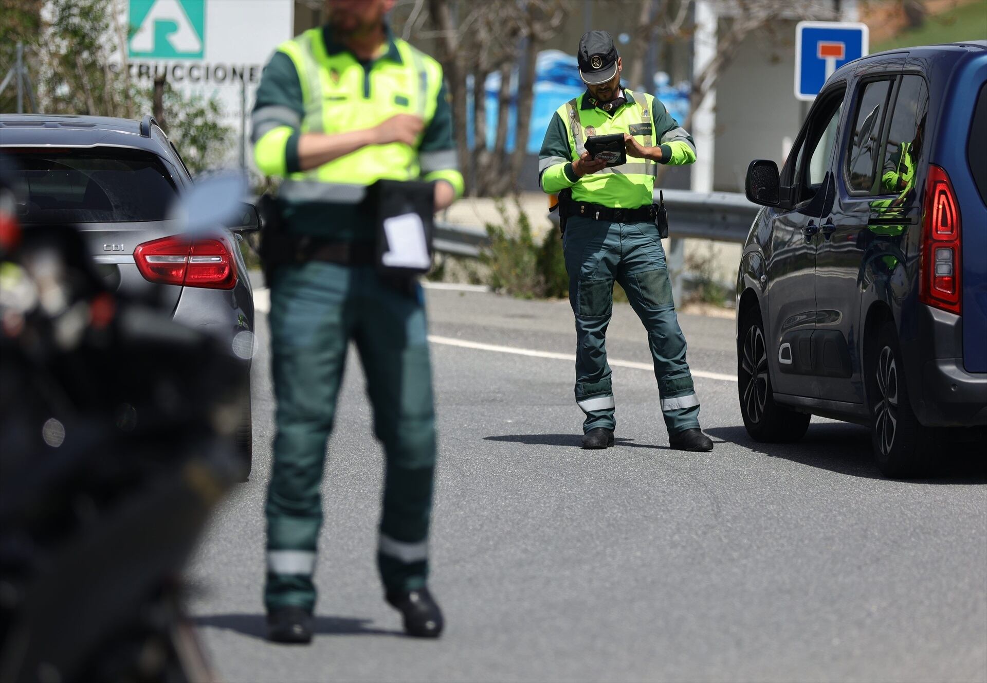 Dos agentes de la Guardia Civil en un control de tráfico (Eduardo Parra / Europa Press)