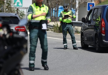Dos agentes de la Guardia Civil en un control de tráfico (Eduardo Parra / Europa Press)
