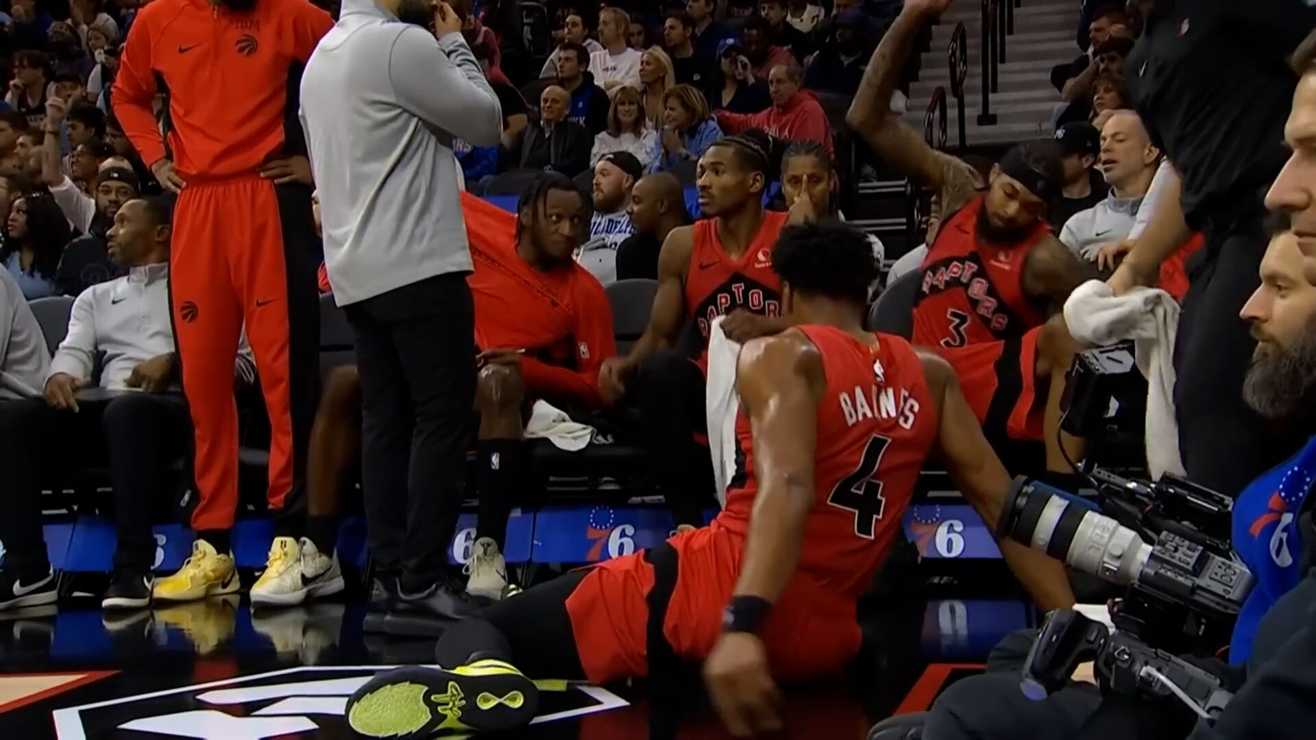 El jugador arrojó la botella contra el piso