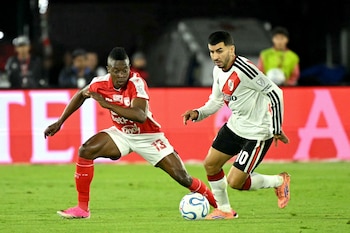 Santa Fe's defender #13 Helibelton Palacios and River Plate's Colombian midfielder #10 Angel Correa fight for the ball during the first leg of the Copa Sudamericana round of 16 football match between Colombia's Independiente Santa Fe and Argentina's River Plate at the Nemesio Camacho 'El Campin' stadium, in Bogota, on August 19, 2026. (Photo by Luis ACOSTA / AFP)