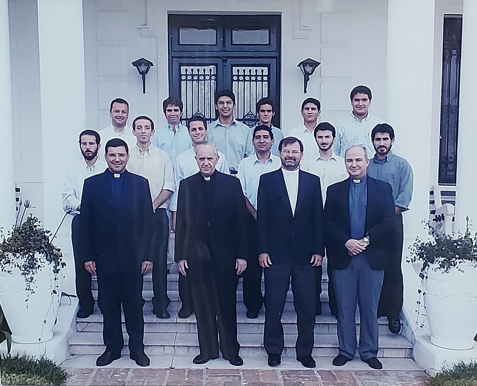 Un grupo de seminaristas y formadores posan frente a la galería de la casa, durante la visita del entonces arzobispo Jorge Bergoglio