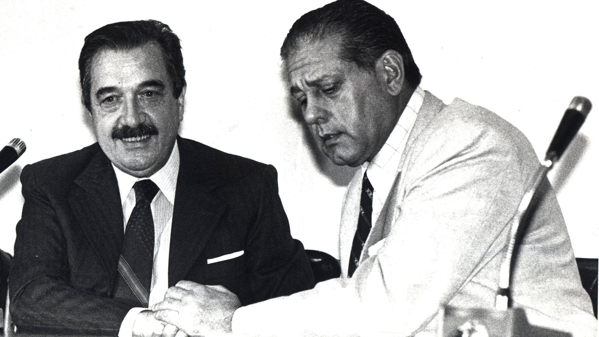 Cuando Favaloro regresó a Buenos Aires para crear un centro de investigación, educación y atención de alta complejidad, análogo a la clínica estadounidense, fue convocado, luego del regreso democrático, para integrar la CONADEP. En la foto, con Raúl Alfonsín (NA)