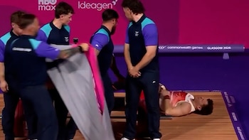Susto en Inglaterra: perdió el equilibrio y se desvaneció tras intentar levantar más de 170 kilos en una competencia de halterofilia