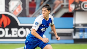 Mateo Chávez brilla con doblete de asistencias en la goleada del AZ Alkmaar