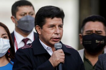 El presidente de Perú, Pedro Castillo, habla fuera del congreso después de levantar el toque de queda en la capital, Lima, que se impuso por las protestas por el costo del combustible que se extendieron por todo el país, en Lima, Perú, el 5 de abril de 2022. REUTERS/Angela Ponce