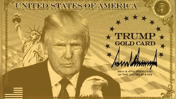 Tarjeta dorada de diseño ondulado, con retrato de Donald Trump, Estatua de la Libertad, águila calva, bandera de Estados Unidos y textos variados