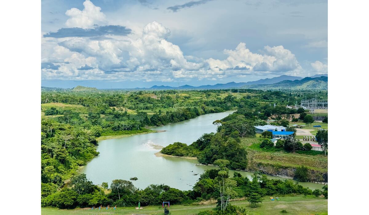Equipos de gestión del riesgo refuerzan los protocolos de respuesta mientras continúan las descargas controladas desde la central hidroeléctrica. - Cortesía Urrá.