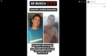 Cartel con texto "SE BUSCA" y nombre Lisandro Andrés Saavedra. Dos fotos de un hombre, números telefónicos y nombres de contacto