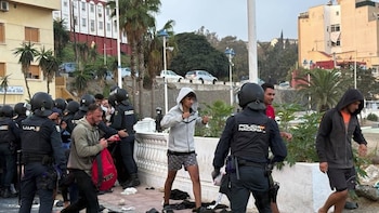 Los sindicatos policiales denuncian falta de previsión e improvisación en el traslado de migrantes al puerto de Ceuta