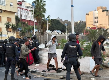 18/09/2026 Inmigrantes durante el traslado al campamento en el Puerto de Ceuta
POLÍTICA
EUROPA PRESS/GABRIELA SARDÁ