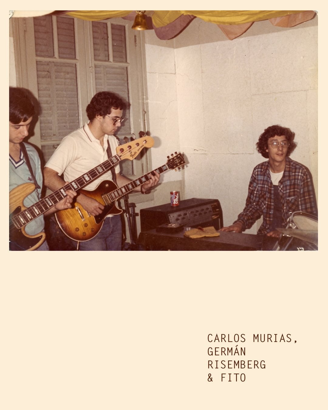 UNa de las fotos que publicó Fito Páez para despedir a Carlos Murías: Staff ensayando en la zapatería del guitarrista