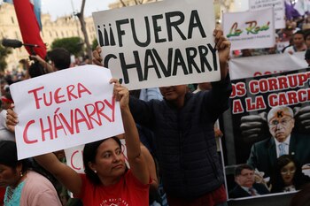 En 2019, cientos de peruanos se movilizaron para exigir la renuncia del ex fiscal general de Perú, Pedro Chávarry (Foto: REUTERS)