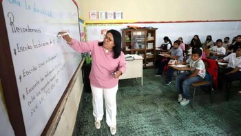 El Gobierno informó que el ajuste salarial ya fue acreditado al magisterio. (FOTO: La Prensa)