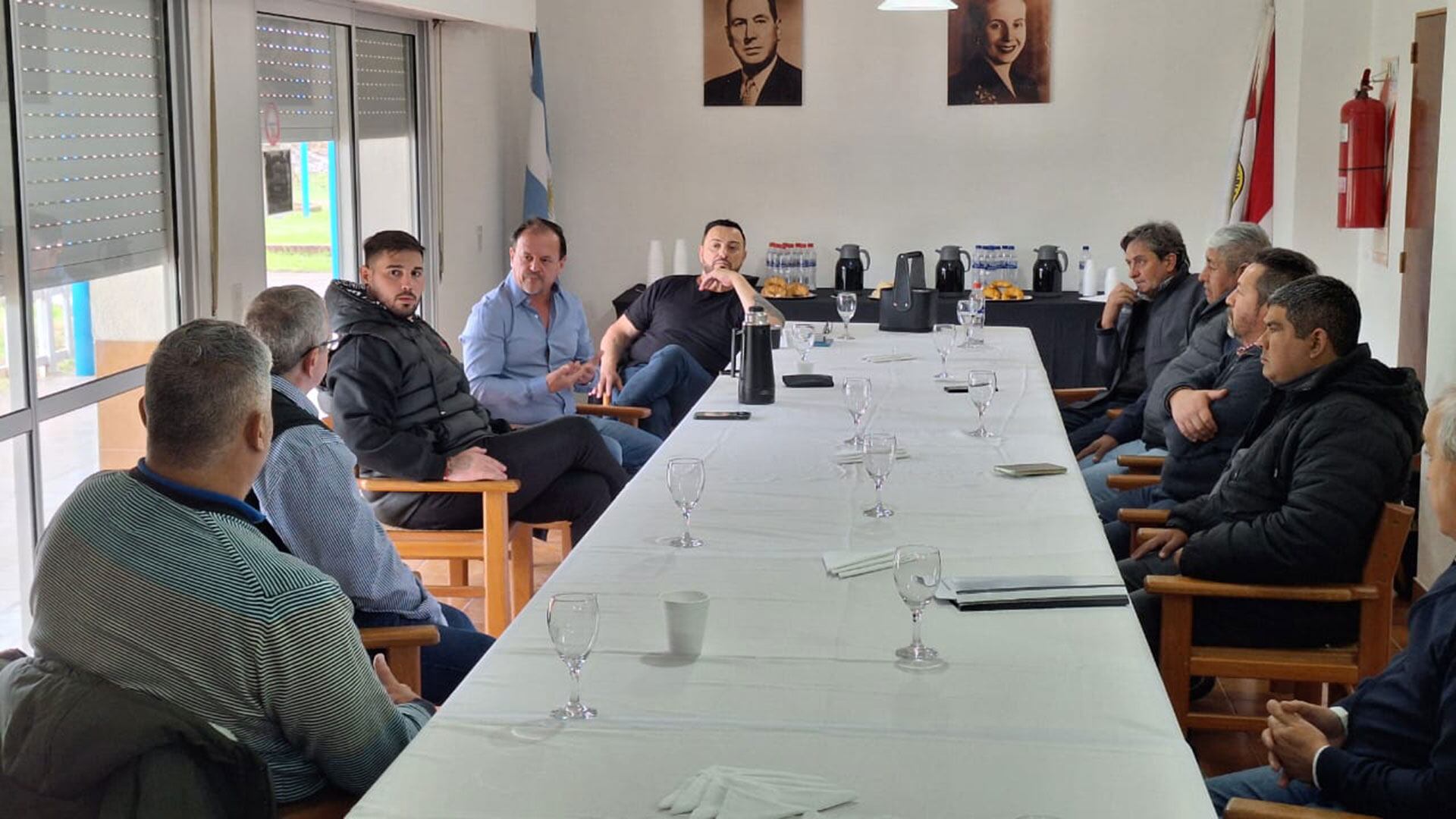 Sergio Aladio (de camisa celeste) y otros opositores a Moyano, reunidos hace un año en Santa Fe