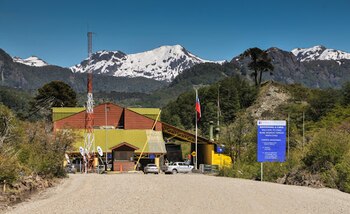 Éxodo argentino a Chile: los cruces de frontera se multiplican y los comercios abren a pesar del feriado - Image 2