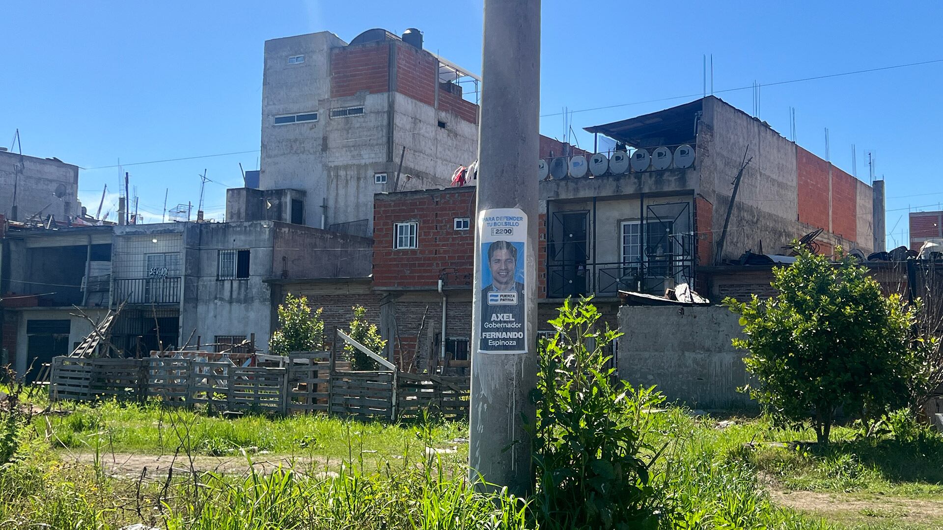 Postal de campaña. Un cartel de Kicillof en el barrio que recorrió Milei (Gaston Taylor)