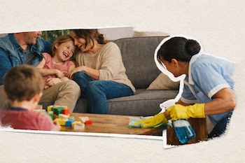 Collage fotográfico sobre fondo de papel: una familia sonriente en un sofá y una trabajadora doméstica en uniforme, limpiando una mesa con guantes amarillos y un spray azul.
