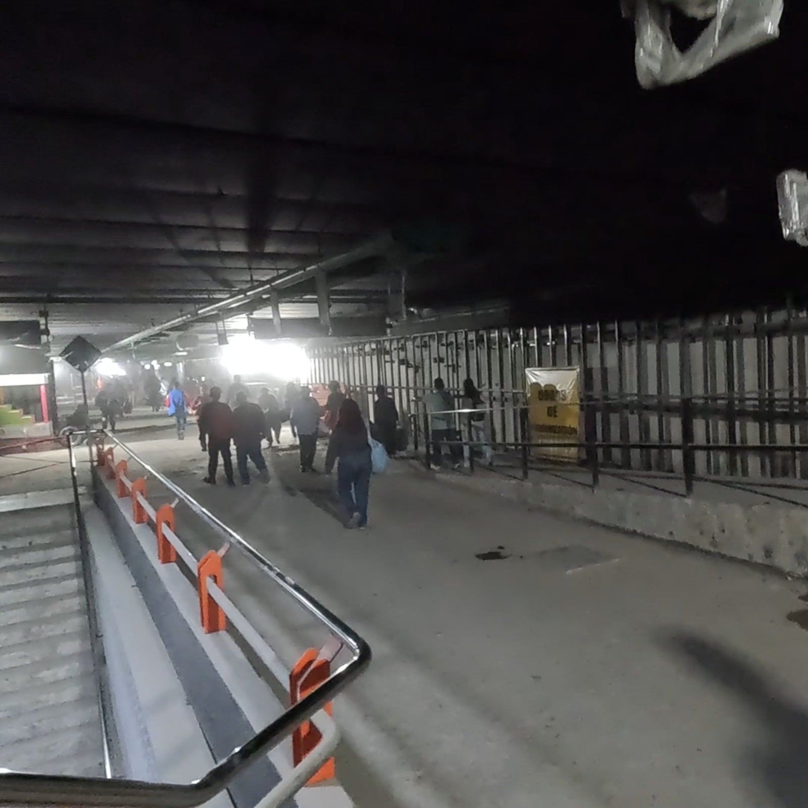 Pasajeros transitan por el área de la Línea 2 del Metro CDMX mientras continúan los trabajos de remodelación de la infraestructura. (Cortesía FB/ SNT: Movilidad Urbana)