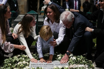 El 11 de septiembre de 2025 se llevó a cabo un acto conmemorativo en el Cementerio Central, donde se encuentra la tumba de Miguel Uribe Turbay, tras el primer mes de su fallecimiento - crédito Cristian Bayona / Colprensa