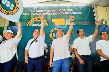 Rolando Castro, ministro de Trabajo, durante su intervención en la conmemoración del Día Internacional de los Trabajadores en San Salvador.
