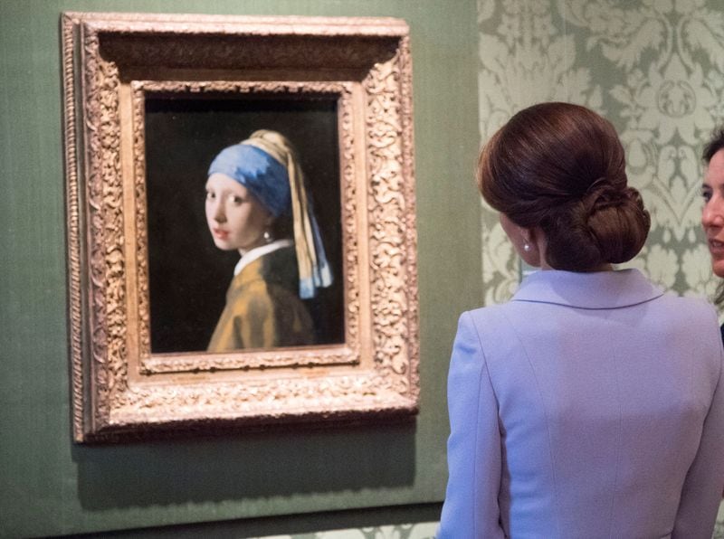 La duquesa de Cambridge, Kate, observa