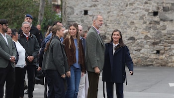 Los Reyes llegan a Llanes junto a Leonor y Sofía y conquistan a los vecinos con su cercanía y amabilidad