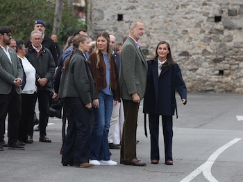La Familia real durante su visita en Llanes.
Los Reyes Felipe VI y Letizia han llegado este sábado a Llanes, Asturias, acompañados por la princesa Leonor y la infanta Sofía, en una jornada muy especial para la localidad. La familia real ha sido recibida con expectación por los vecinos, que no han querido perder la oportunidad de verles de cerca. A su llegada, los monarcas han protagonizado unas imágenes marcadas por la cercanía y la naturalidad, saludando amablemente a las personas que se han acercado para darles la bienvenida y dedicándoles gestos de cariño durante el recorrido.
POLITICA EUROPA ESPAÑA SOCIEDAD
EUROPA PRESS REPORTAJES
