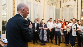 El embajador británico, Mark Kent,