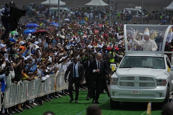 El papa León XIV ofició una multitudinaria misa en Camerún