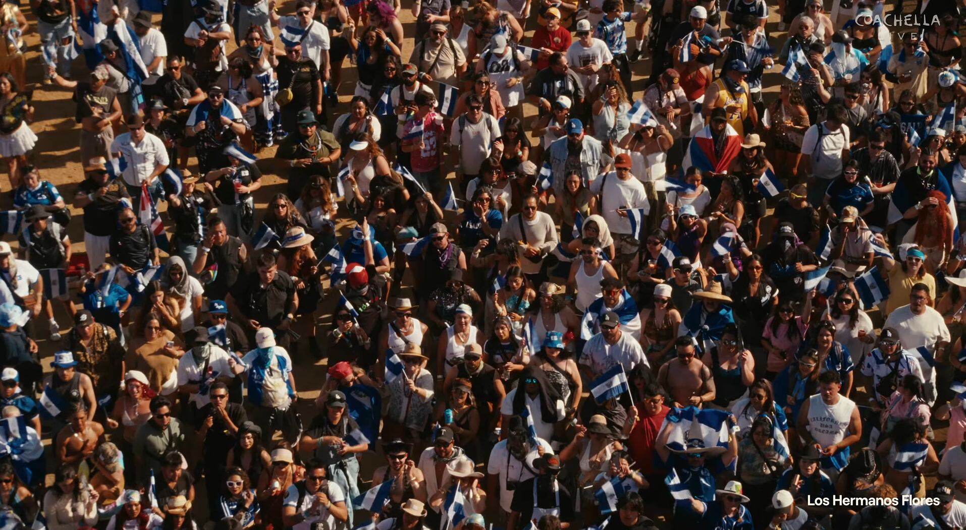 La presencia de la bandera salvadoreña y los bailes colectivos en Coachella simbolizaron la integración y vigencia de la música centroamericana en el circuito global. (Cortesía: Coachella)