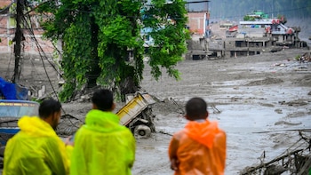 El colapso glaciar en Nepal: expertos revelan que la tragedia expone el impacto acelerado del cambio climático en las regiones montañosas