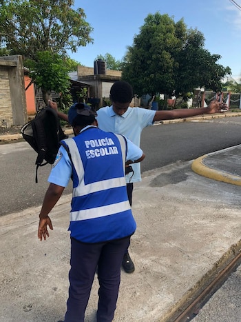La Policía Escolar, junto a otras entidades, decomisó puñales, machetes y dispositivos electrónicos en planteles de Azua, Peravia y San José de Ocoa. (Foto cortesía Policía de República Dominicana)