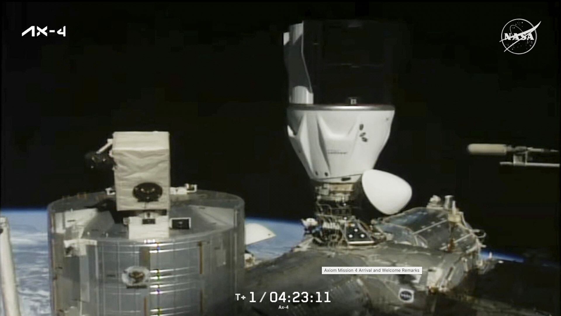 Esta imagen proporcionada por la NASA muestra la cápsula SpaceX con una tripulación de cuatro astronautas atracando en la Estación Espacial Internacional, transportando a los primeros astronautas de India, Polonia y Hungría en más de 40 años. Jueves 26 de junio de 2025. (NASA vía AP)