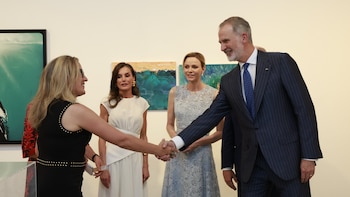 Los Reyes, junto a los Príncipes Alberto II y Charlène de Mónaco, en el “8.º Foro de los Artistas de Mónaco” (Casa Real)