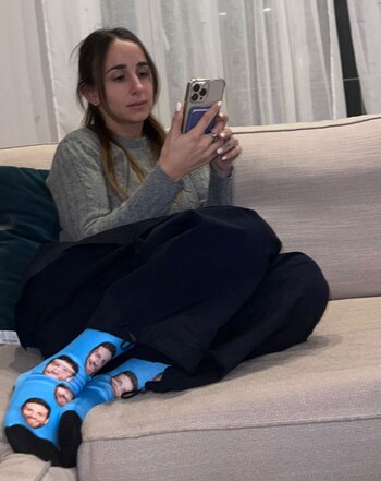 Linda Raff mirando su celular