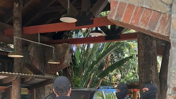 Aseguran bienes vinculados a red acusada de trata de personas y explotación sexual en Honduras
