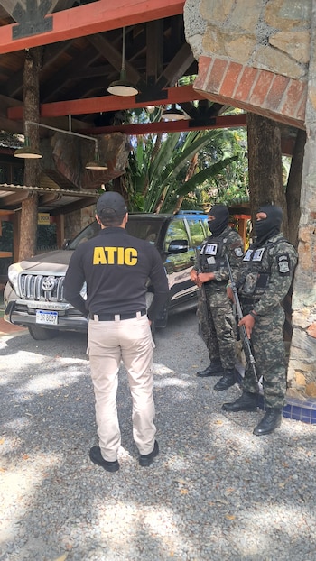 La Dirección Policial de Investigaciones investiga la adquisición de vehículos e inmuebles presuntamente con fondos ilícitos para facilitar la explotación sexual comercial.